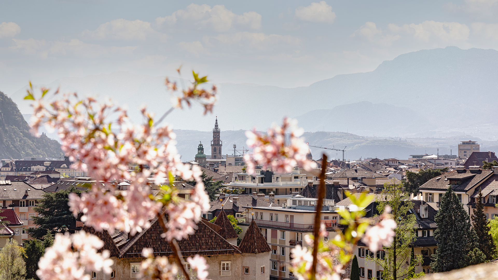 Panorama des Bozner Stadtzentrums von einem Hochhaus aus gesehen an einem Frühlingsmorgen.