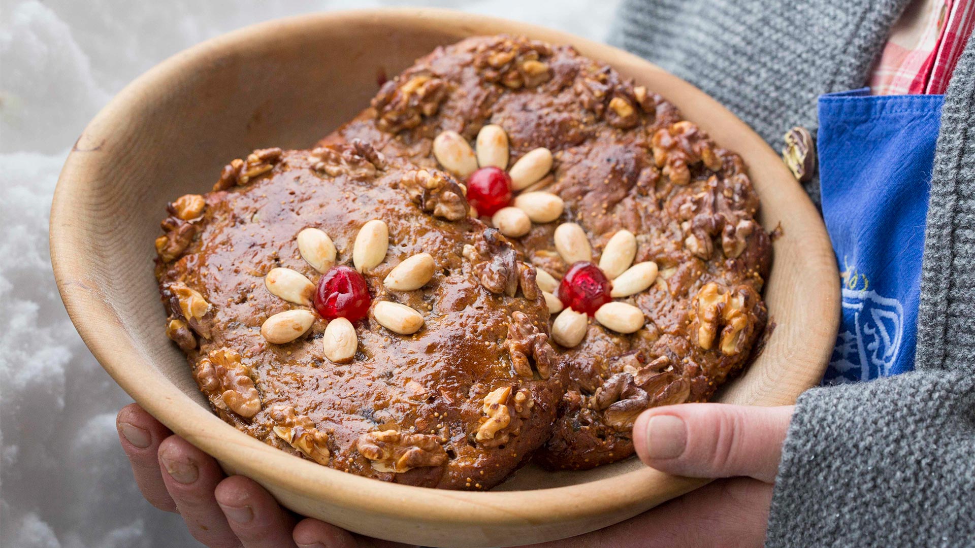 Eine Kellnerin serviert gerade ein Dessert nach einem traditionellen Tiroler Rezept. 