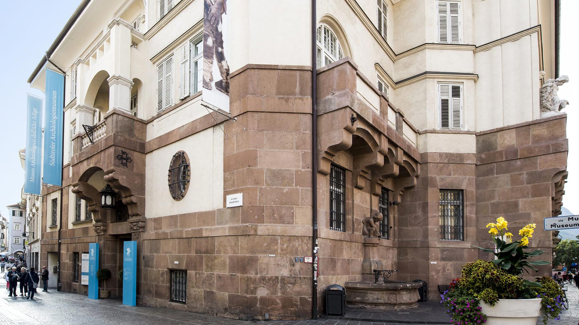 Schrägansicht vom Anfang der Museumsstraße des Ötzi-Museums, das für alle Besucher zugänglich ist.