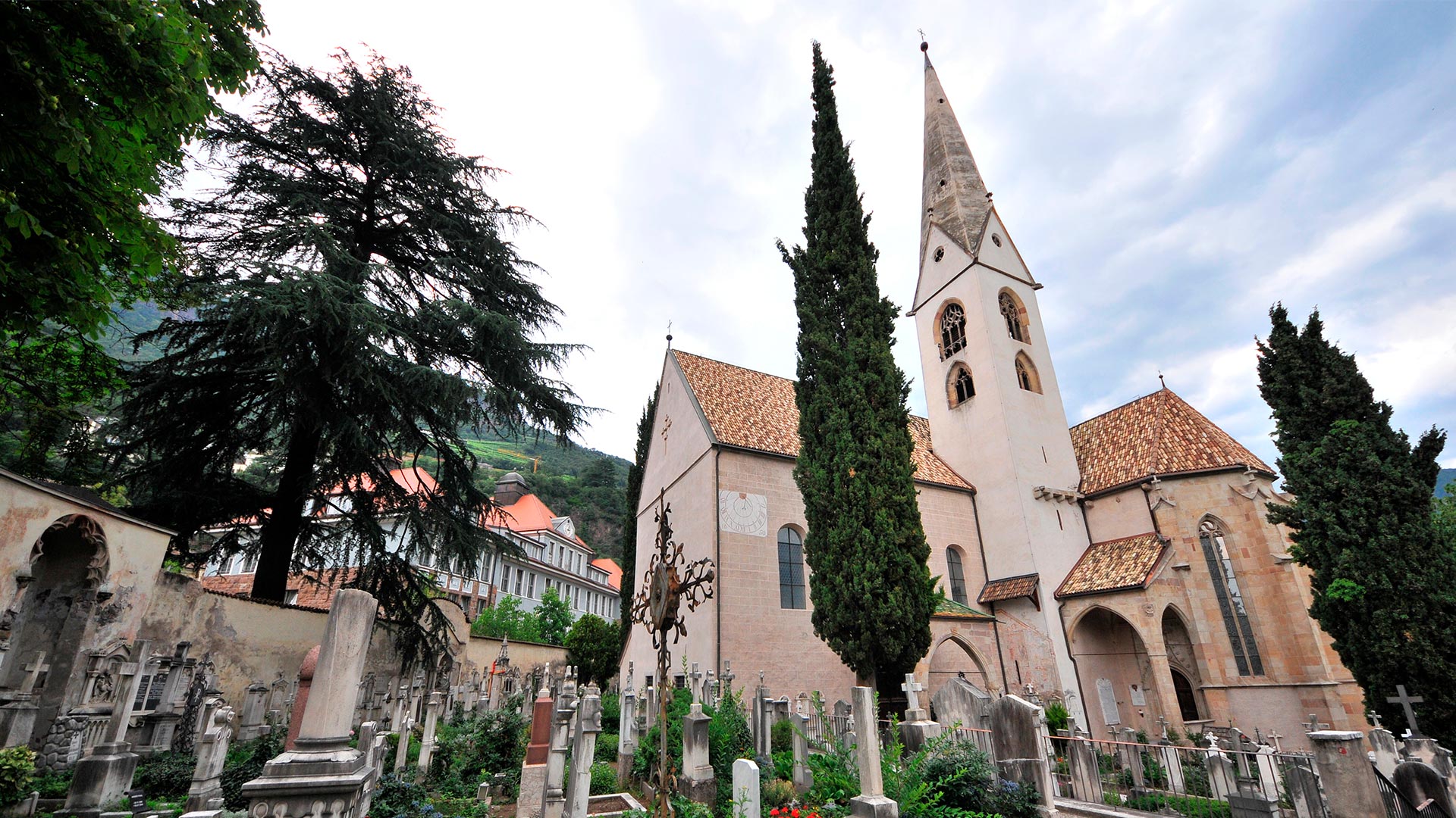 Der Bozner Friedhof ist ein Ort der hohen Kultur und Tradition, der von der Geschichte und den Ereignissen in der Stadt erzählt.