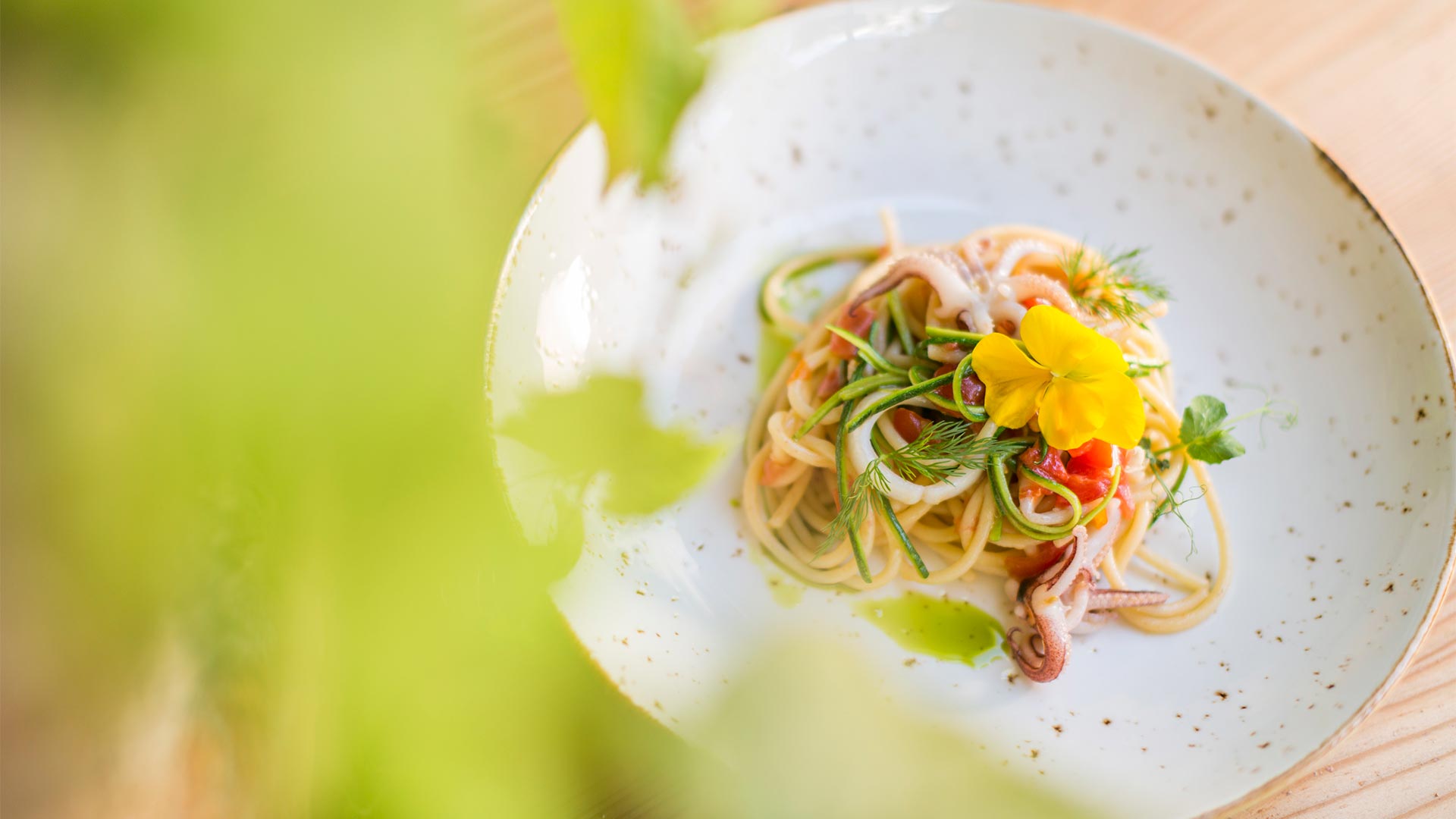 Vista dall'alto di un piatto gourmet tipico della cucina altoatesina.