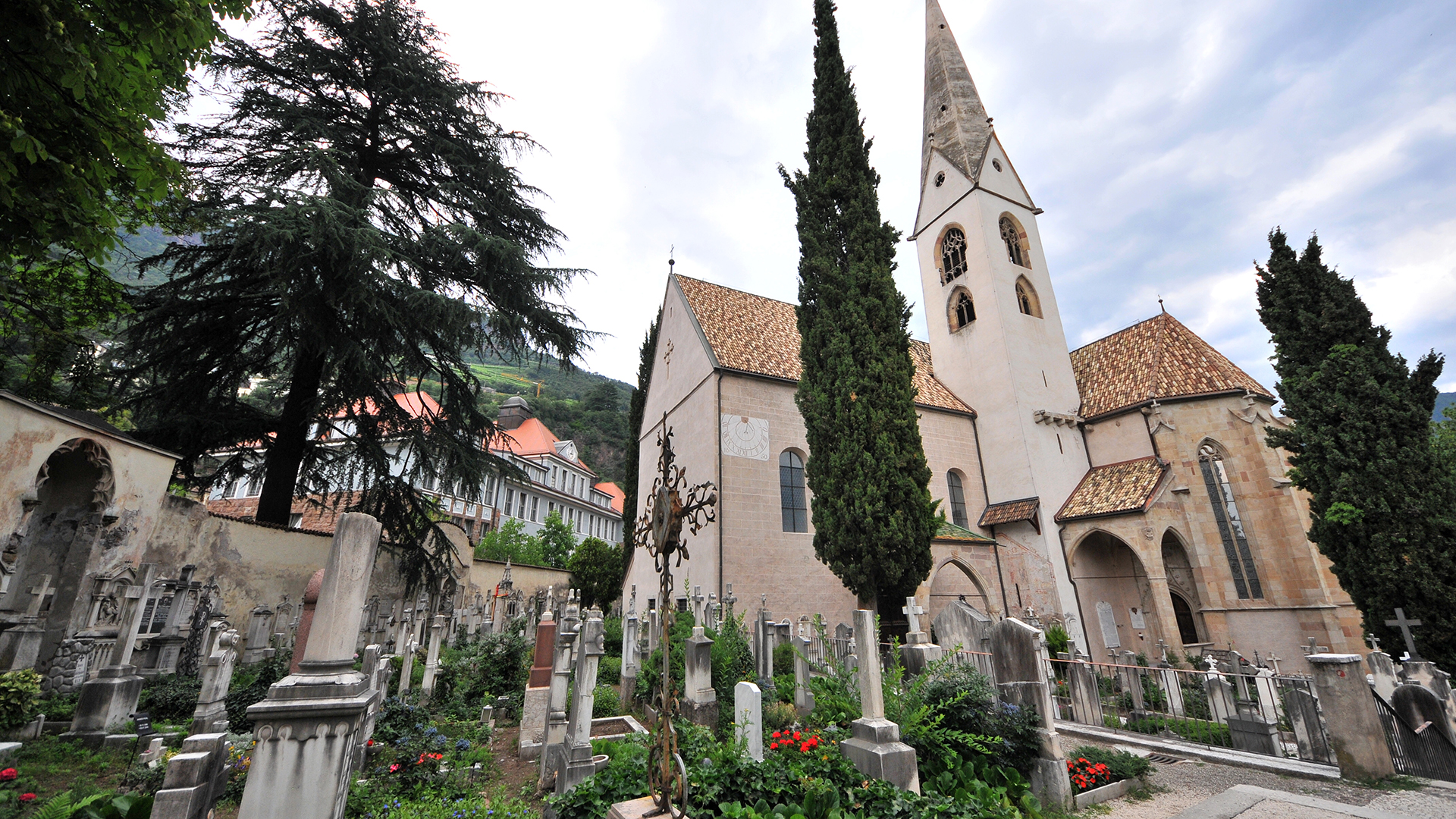 Bolzano's cemetery is a place of high culture and tradition that tells the story of the city's history and events.