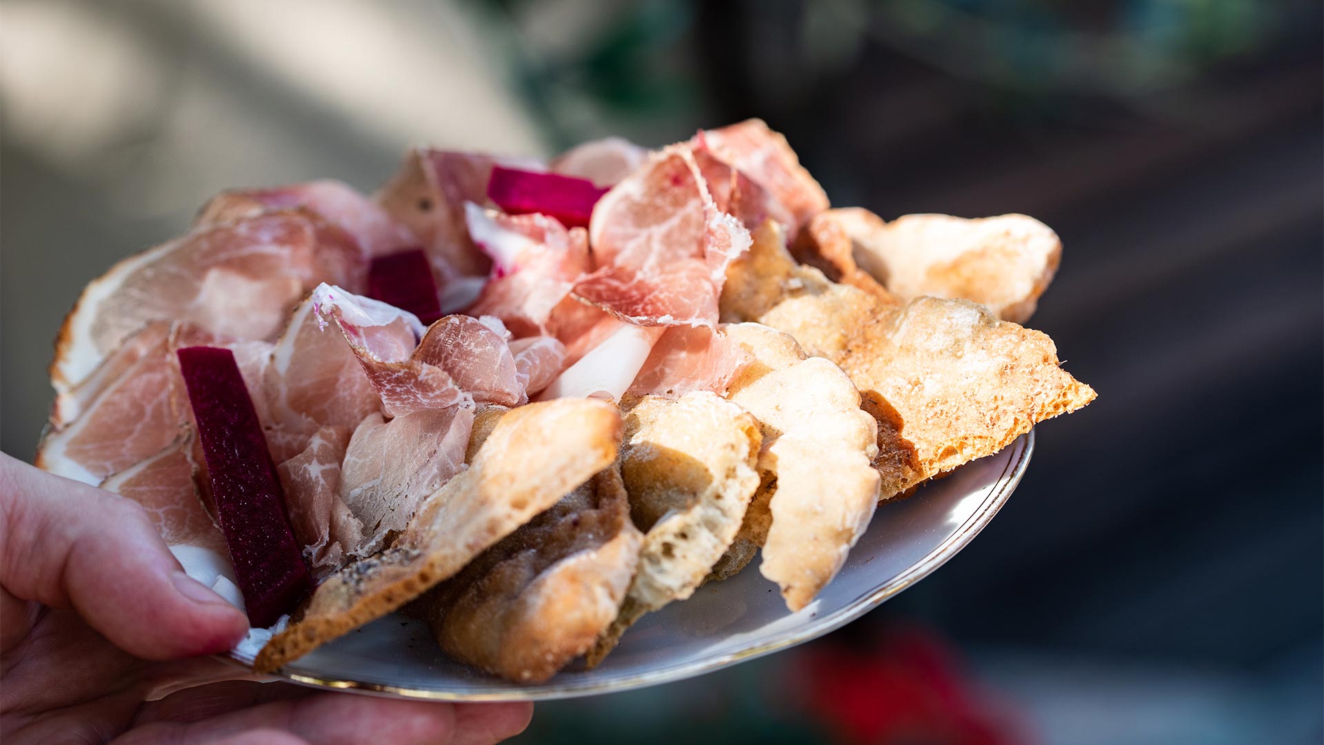 Typische Südtiroler Jause aus Speck und Brot.